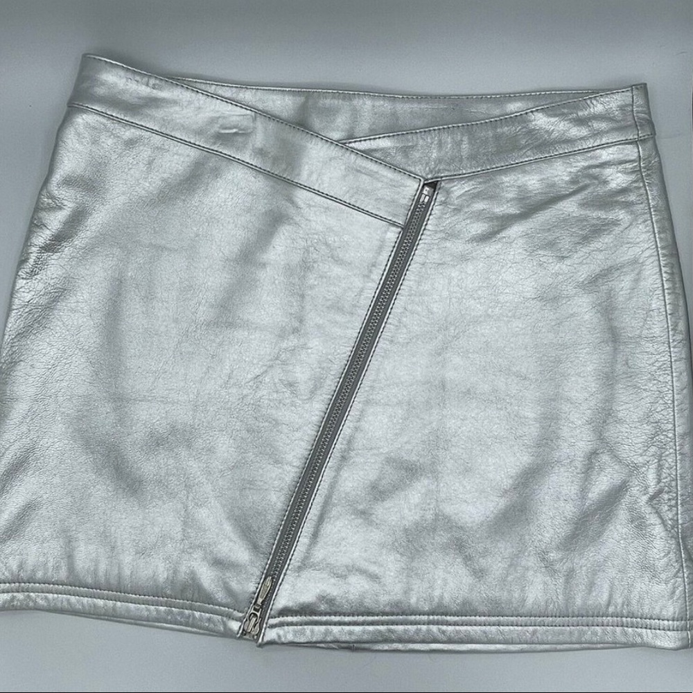 Wilson’s Leather Maxima Silver Leather mini skirt front zip size 6